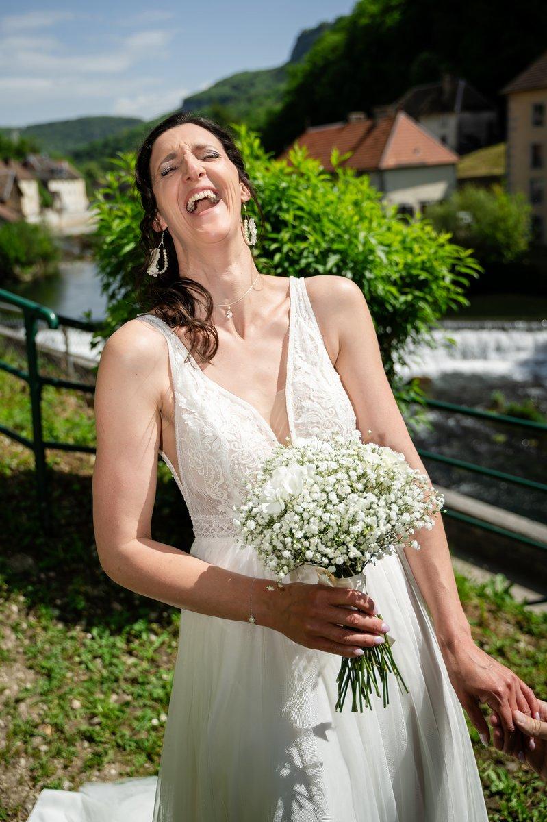 Éclat de rire entre la mariée et le marié