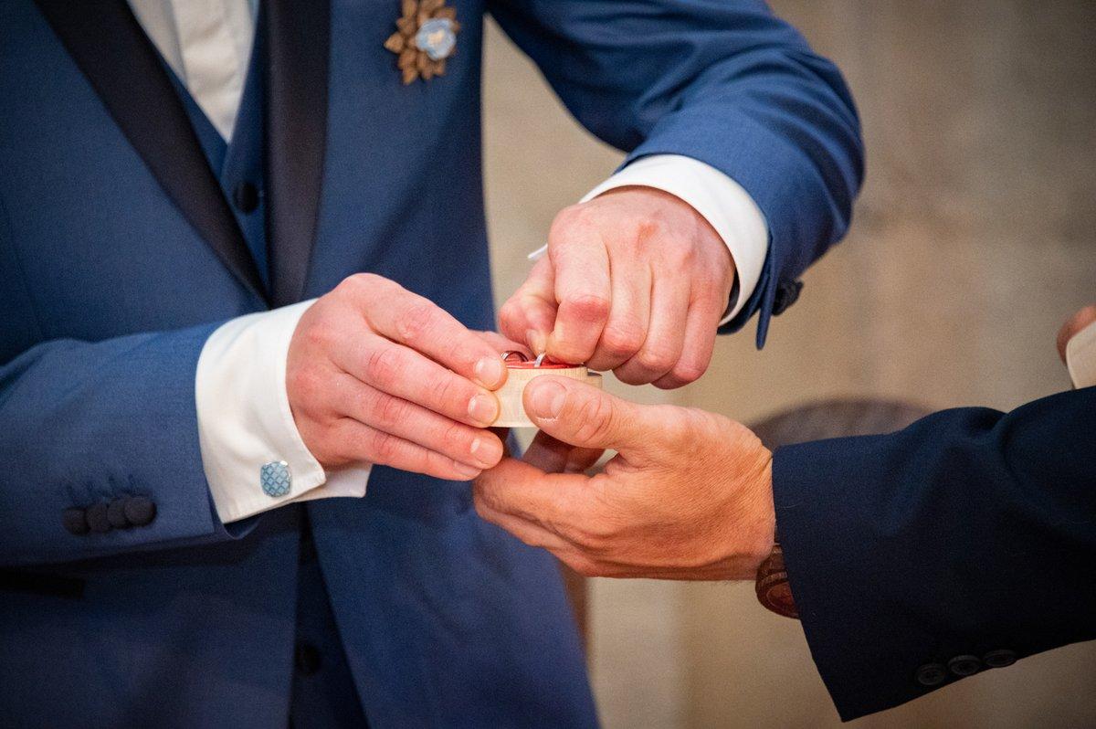 Gros plan sur l'échange des alliances