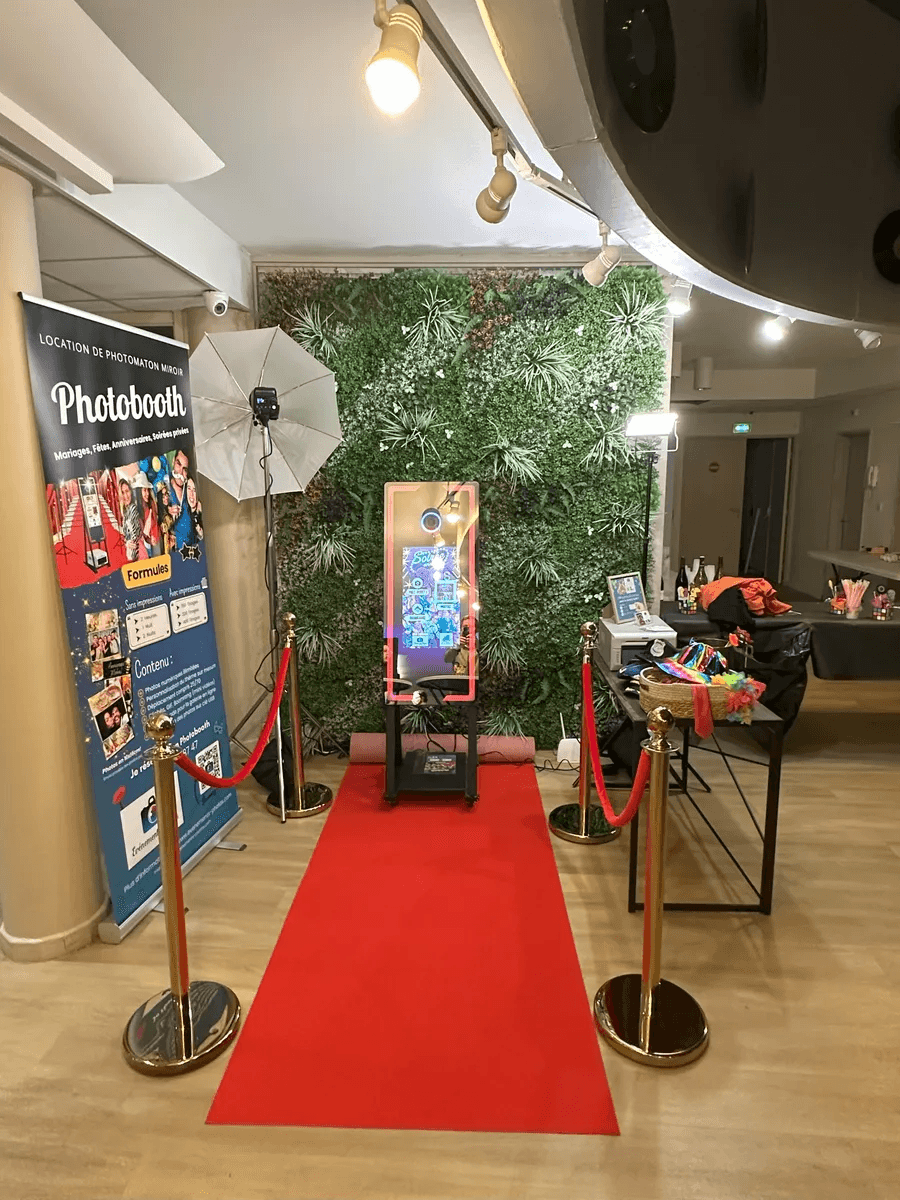 Photobooth miroir tapis rouge et décor végétal pour séminaire et soirée d'entreprise dans le Doubs