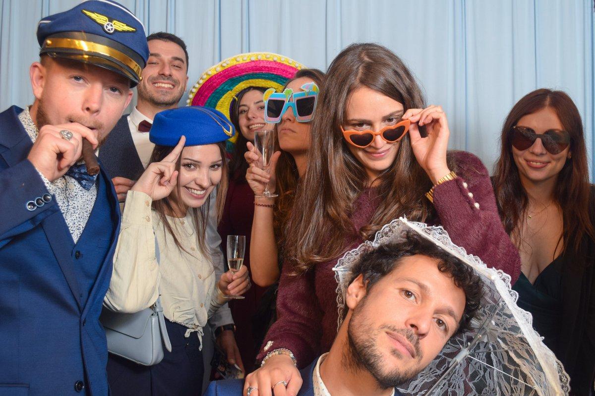 Invités en soirée de mariage festif avec photobooth miroir