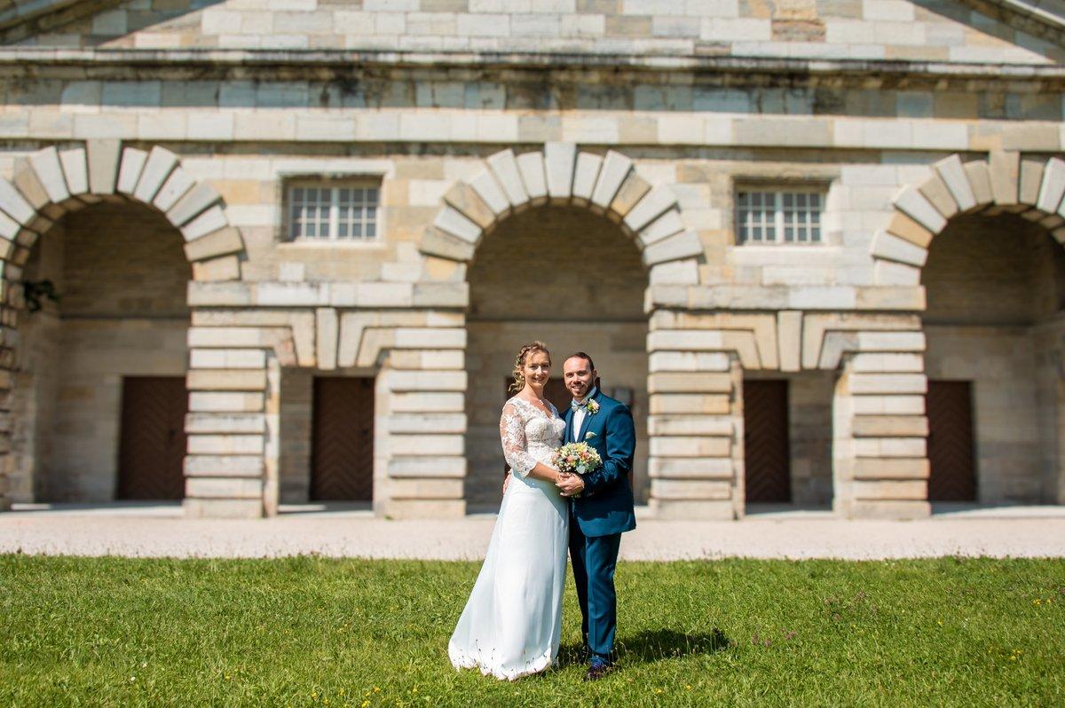 Mariés posant devant les Salines d'Arc-et-Senans