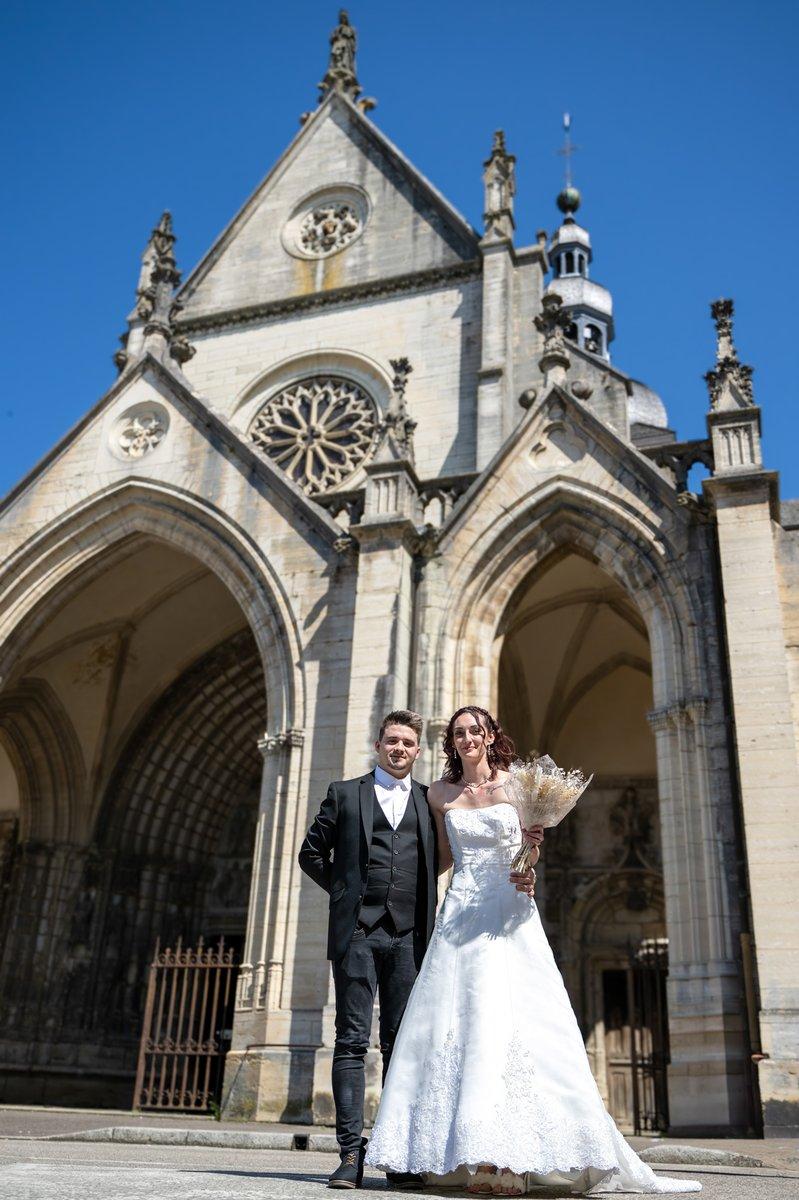 Mariés posant devant l'église