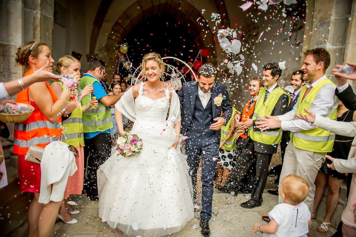 Mariés sortant de l'église sous des confettis