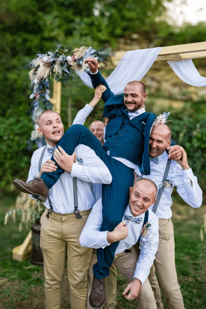 Témoins portant le marié