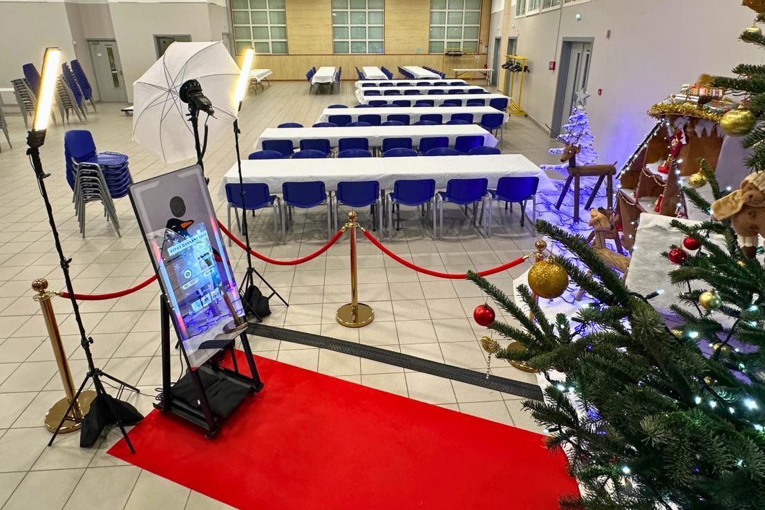 Photobooth miroir selfie en action lors d'une soirée mariage