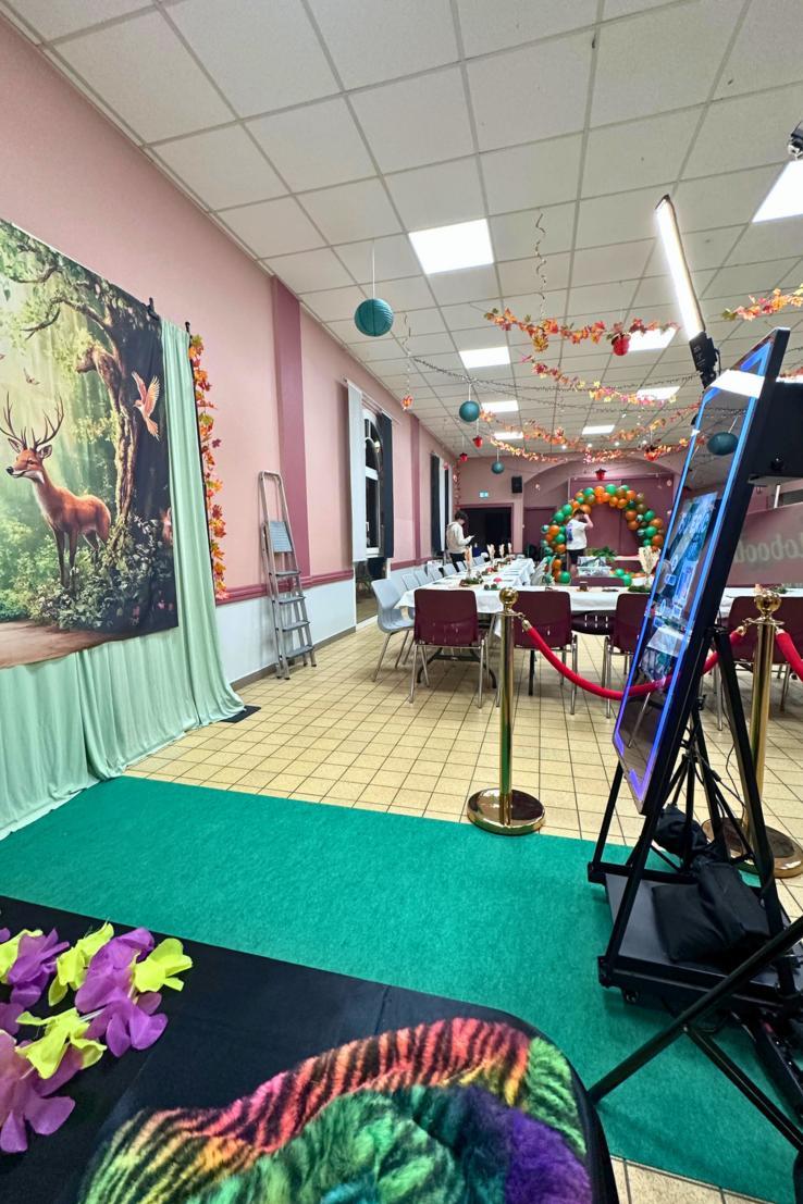 Invités posant et s'amusant devant le photobooth miroir