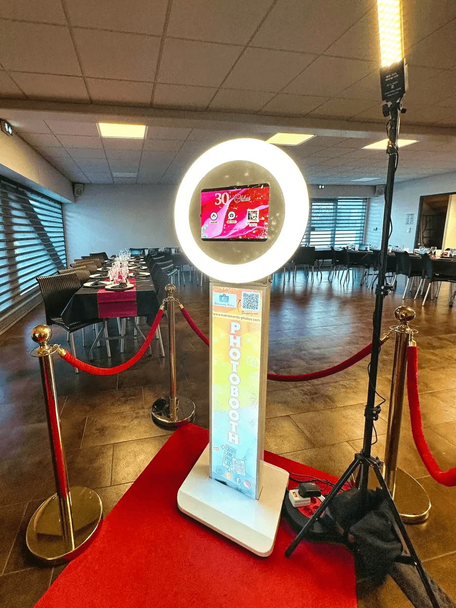 SelfyBox Pro – borne selfie anniversaire tapis rouge