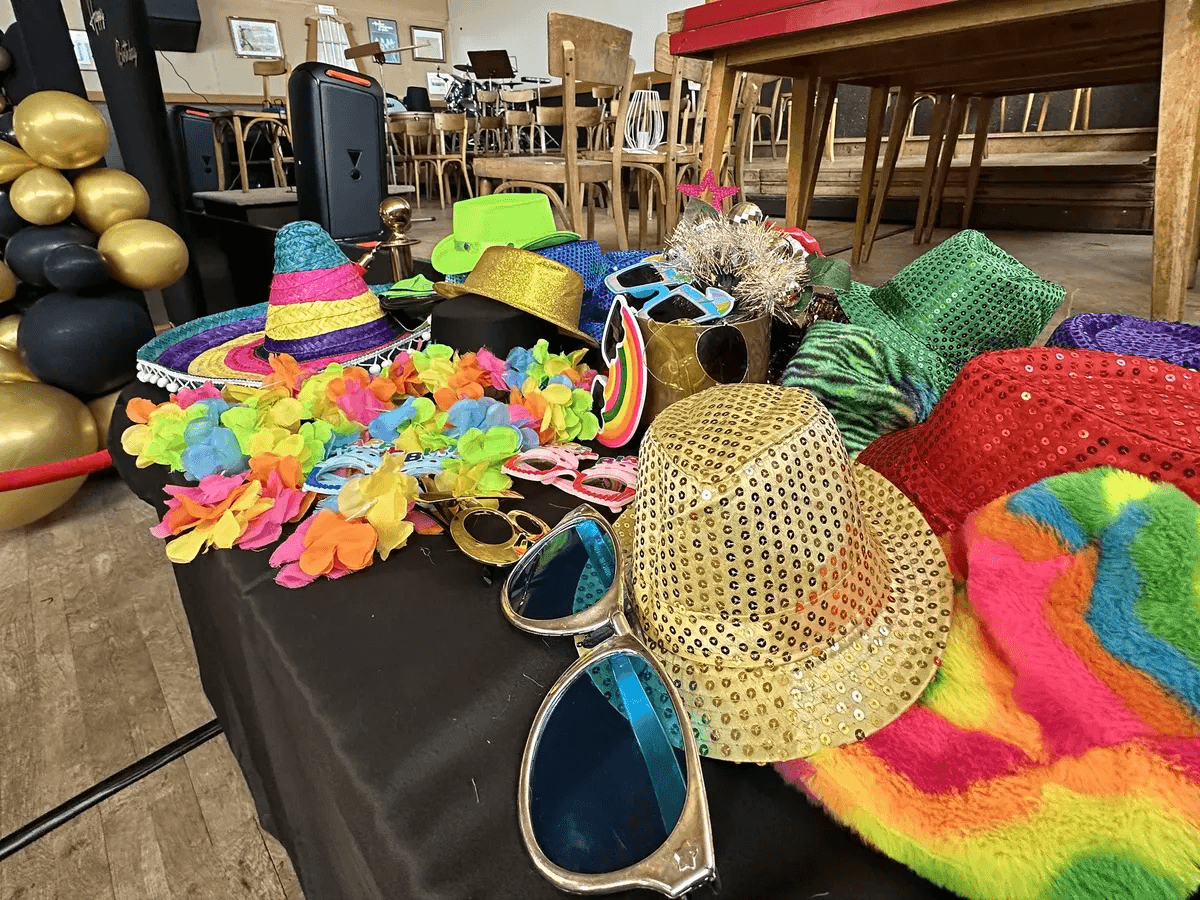 Chapeaux paillettes et lunettes déguisement au photobooth SelfyBox Pro