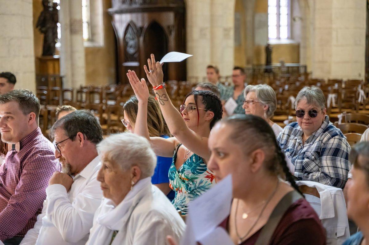 Invitée applaudissant pour célébrer