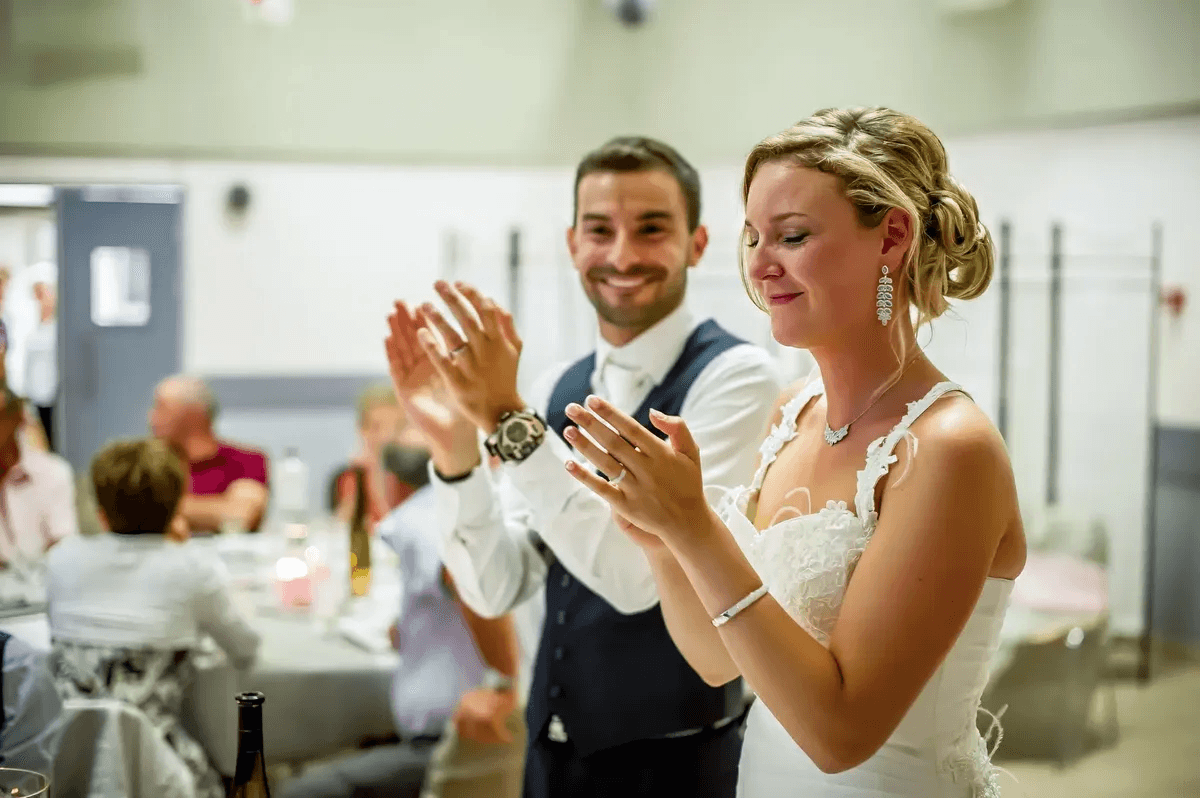 Applaudissements des mariés – joie et satisfaction