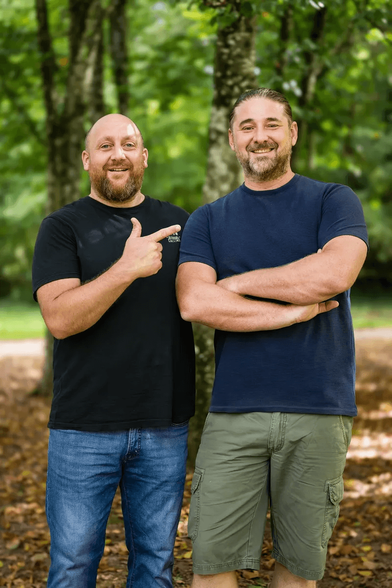 Beaux-frères se retrouvent dans une forêt pour un moment de complicité