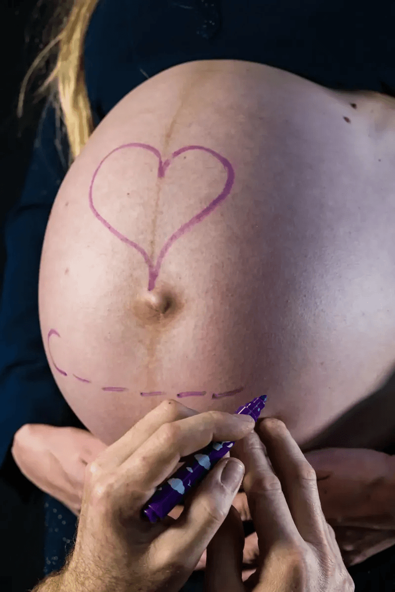 Cœur dessiné sur le ventre de la future maman