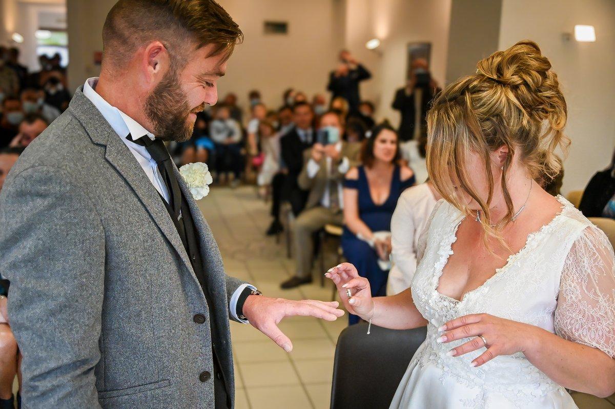 Échange d'alliances à la mairie