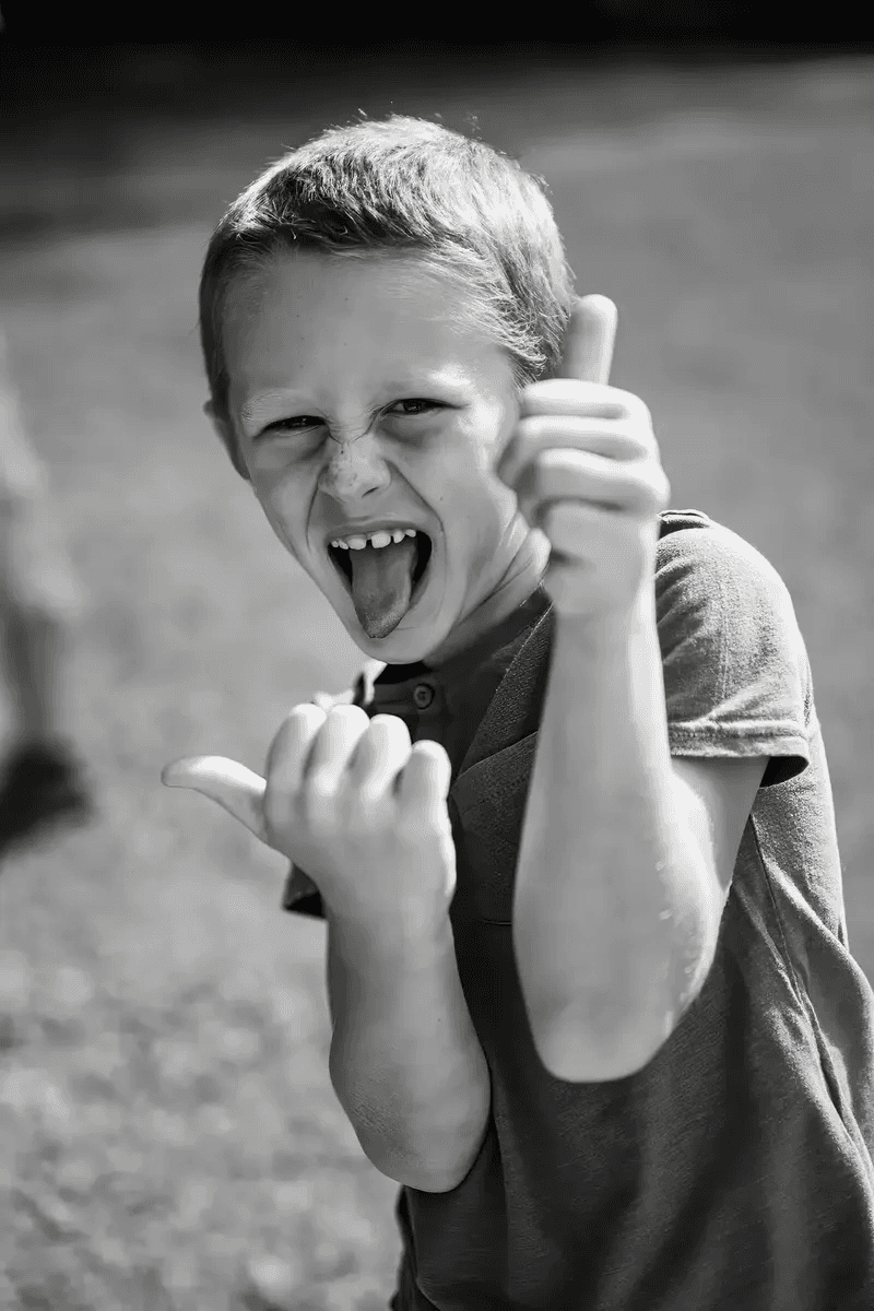 Enfant espiègle faisant des grimaces