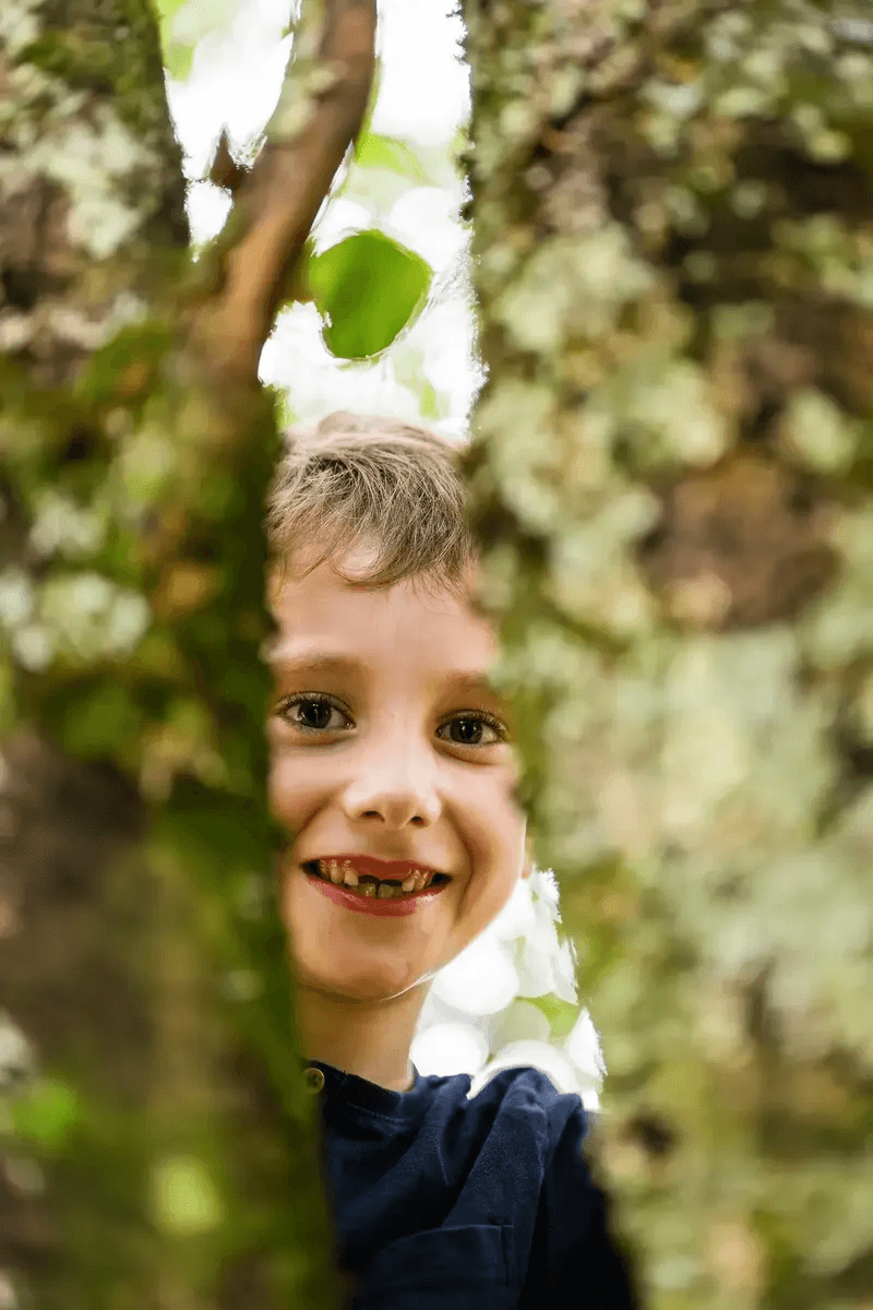 Enfant souriant lors d'une séance photo famille