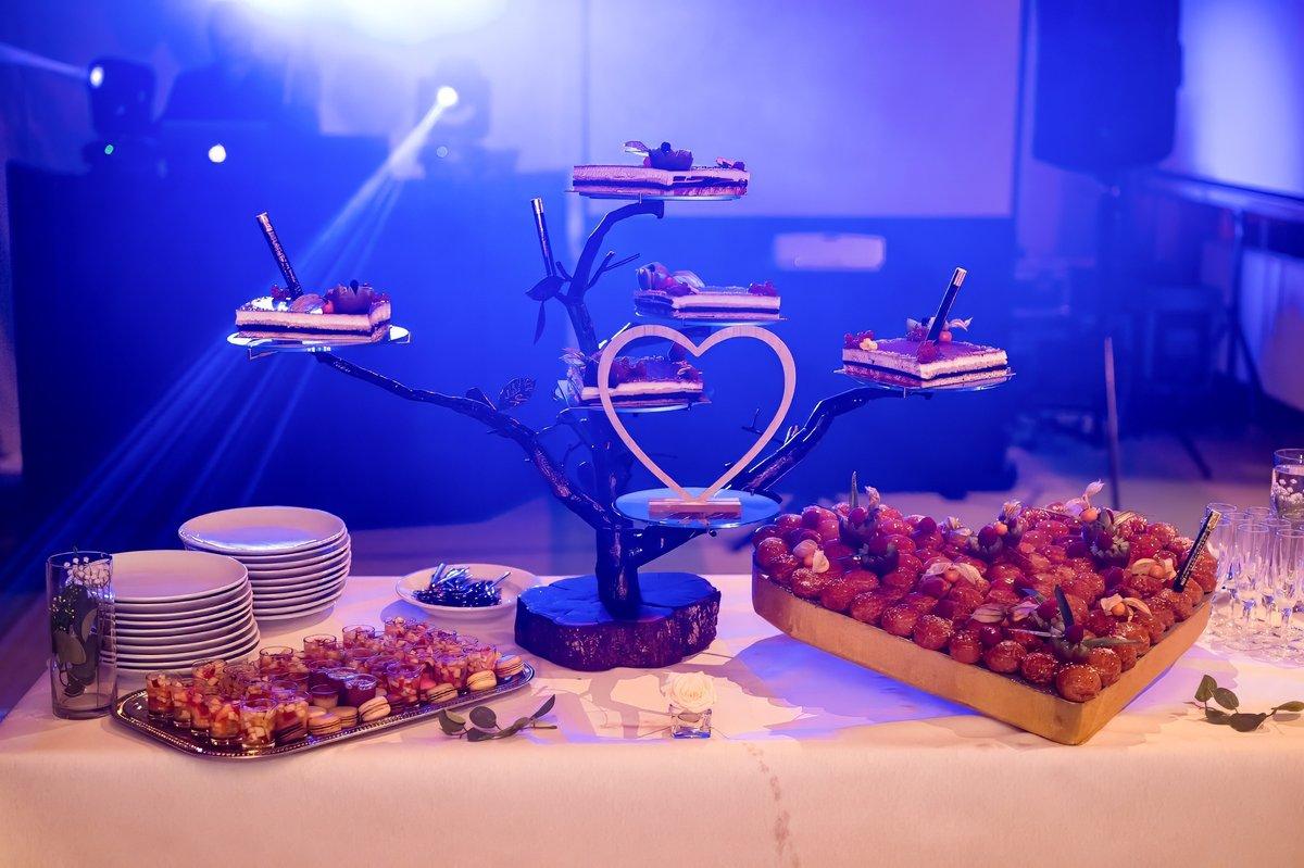 Gâteau de mariage éclairé par des lumières de soirée avec DJ