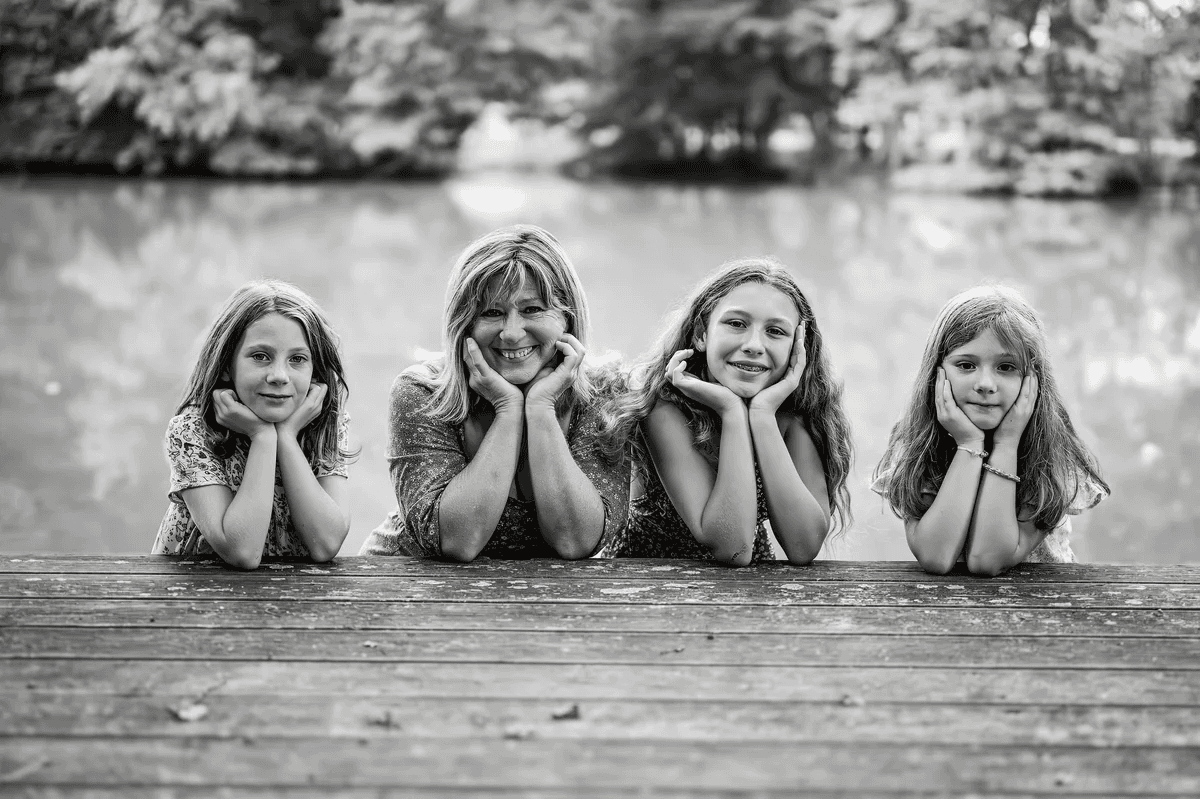 Groupe de quatre personnes heureuses au bord de la rivière