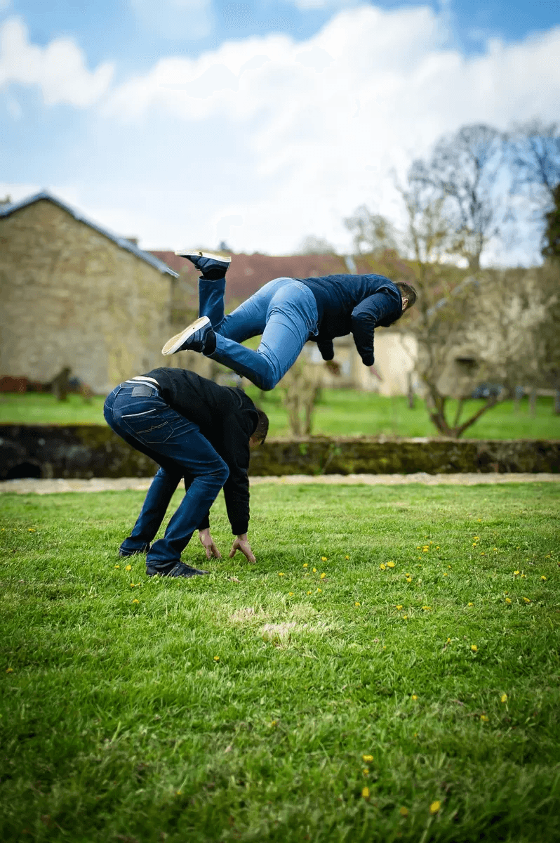 Jeu de saute-mouton dans un jardin en pleine campagne