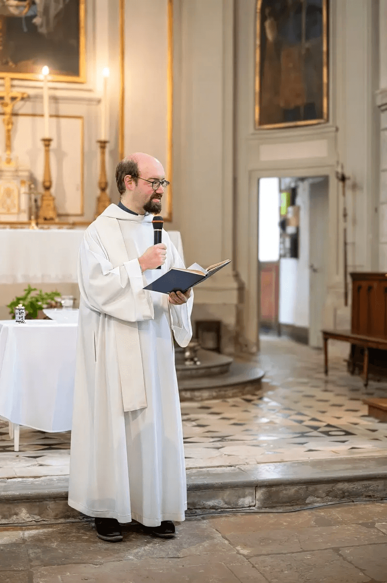 Le prêtre lit des passages de la Bible pendant la cérémonie