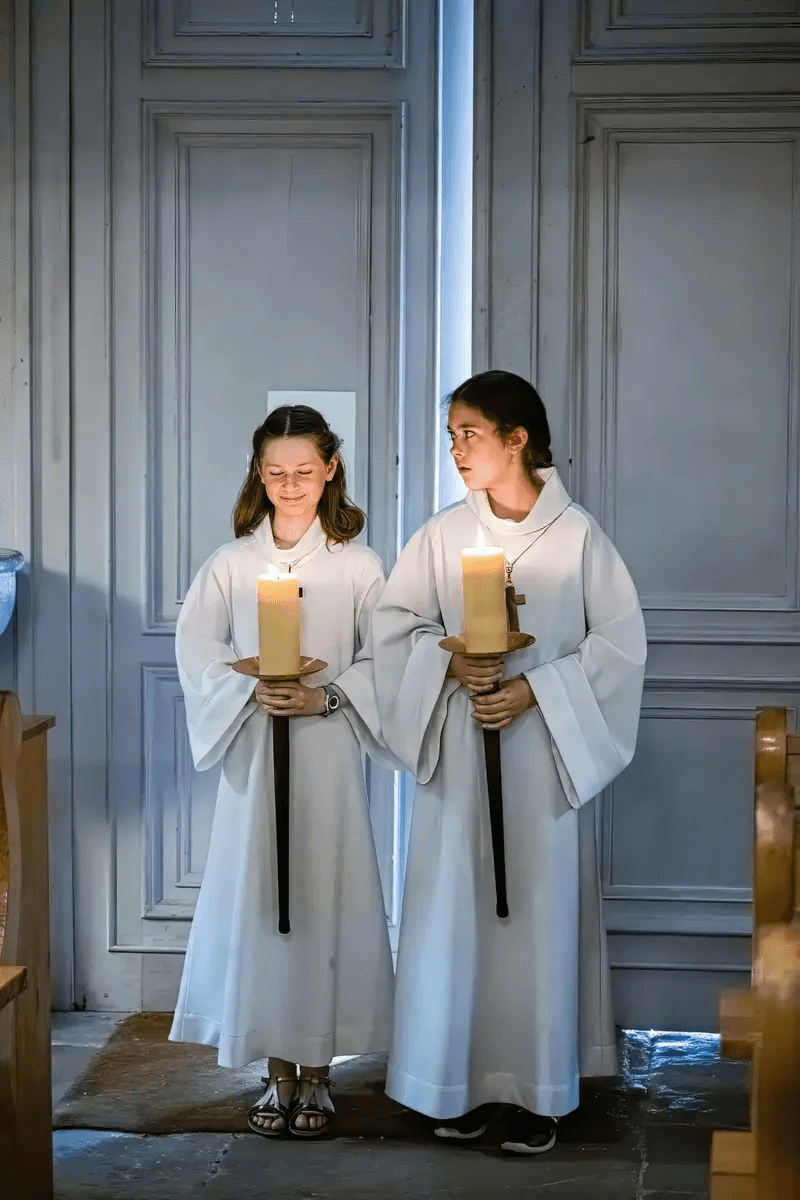 Enfants portant des bougies à la cérémonie