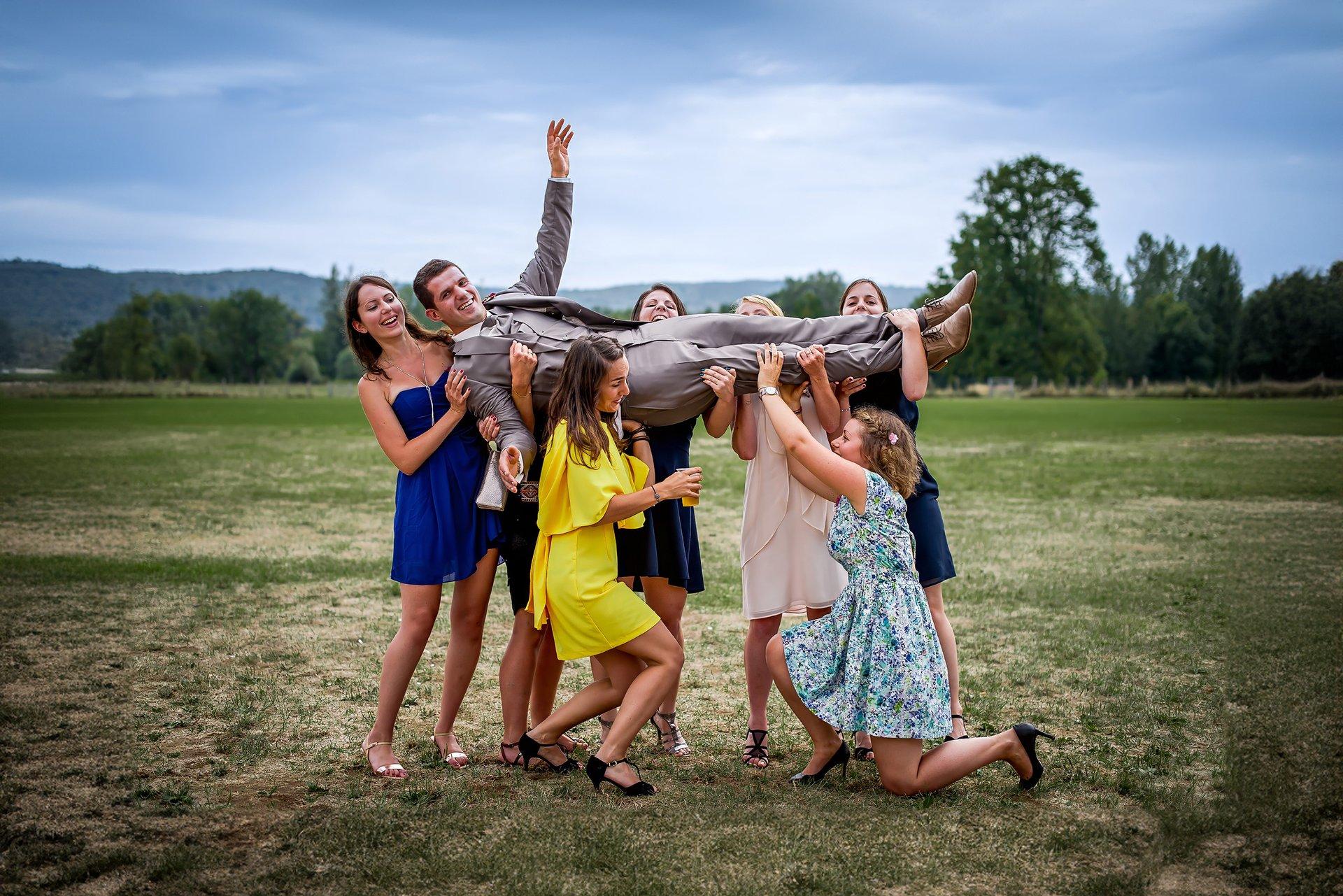 Les témoins au vin d'honneur portent le marié