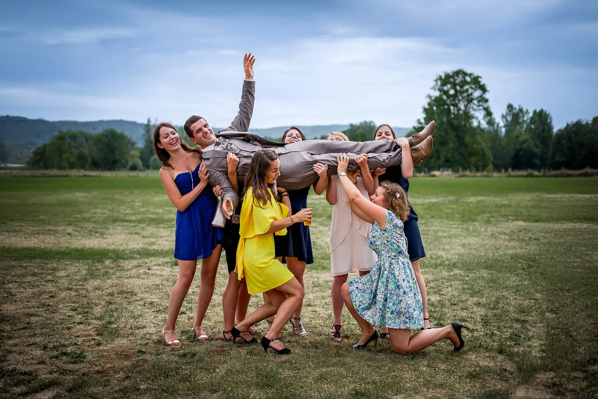 Les filles témoins portent le marié au vin d'honneur