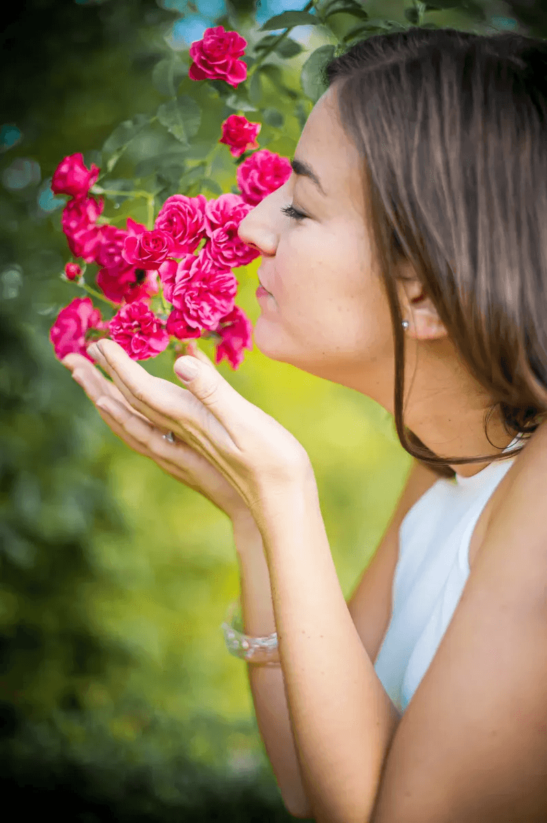 Future mariée sentant un bouquet de roses