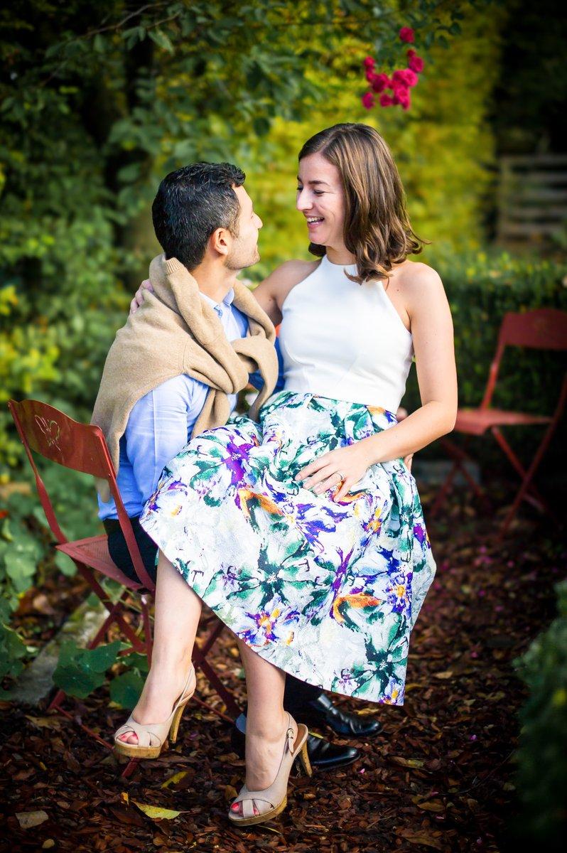 Les futurs mariés assis sur une chaise dans le jardin
