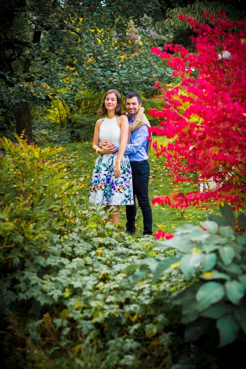 Les futurs mariés dans le jardin entourés de fleurs
