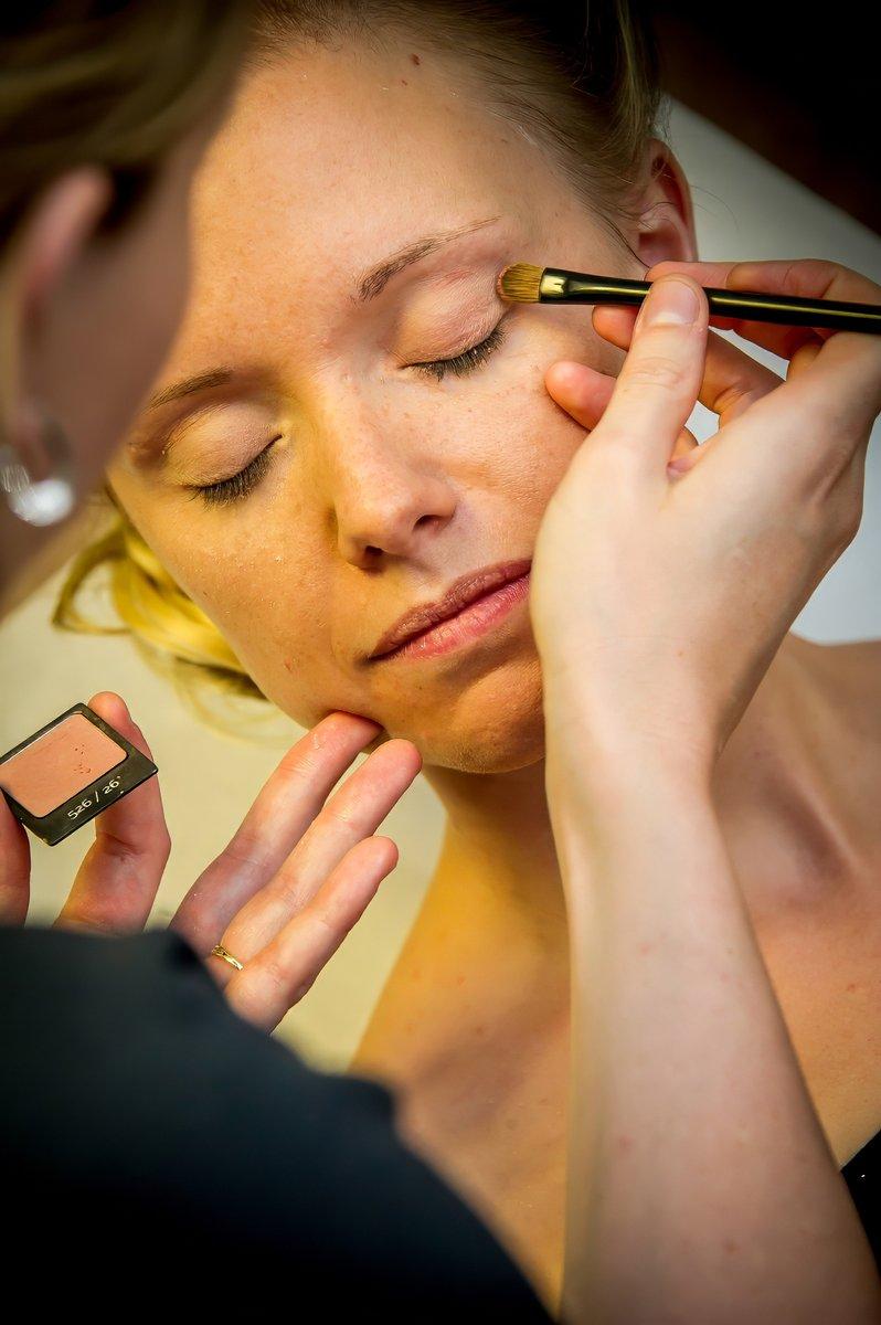 Maquillage délicat de la mariée, yeux fermés