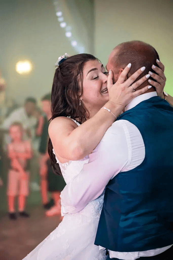 Le marié et la mariée s'embrassent en soirée