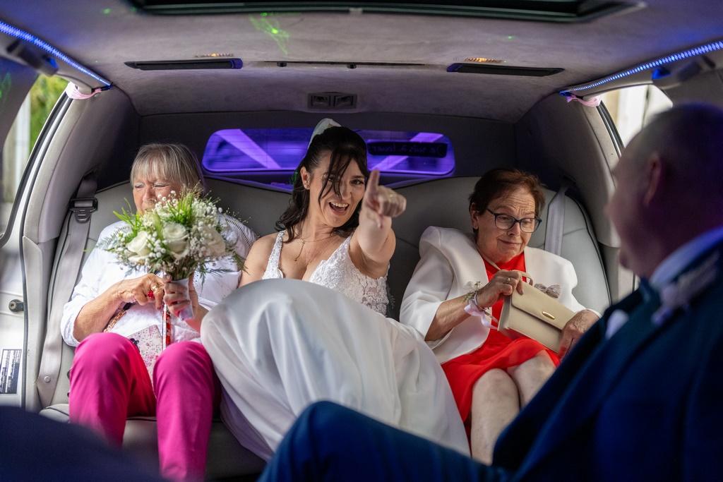 Mariée dans la limousine – photo retouchée