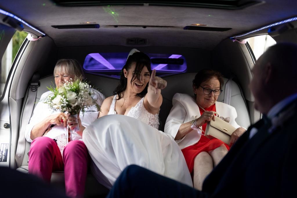 Mariée dans la limousine – photo brute avant retouche