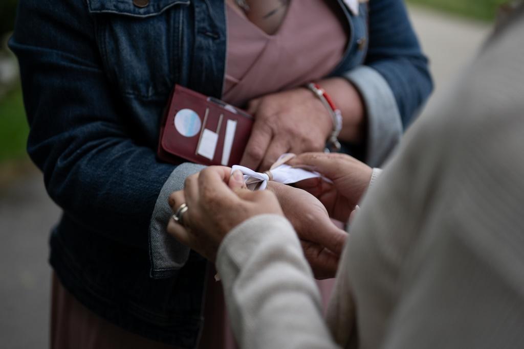 Nœud bracelet mariage témoin – photo brute avant retouche
