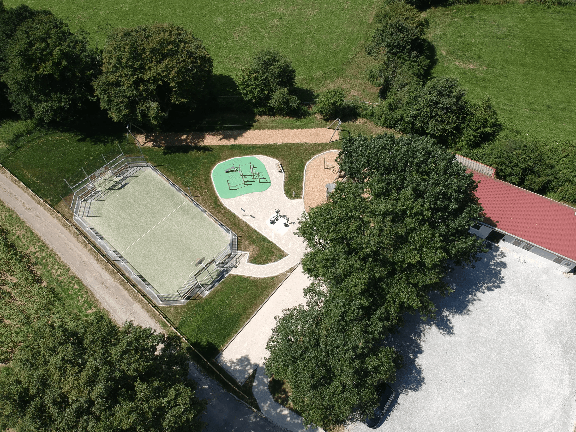 City stade et aire de jeux terminés vus par drone, après les travaux