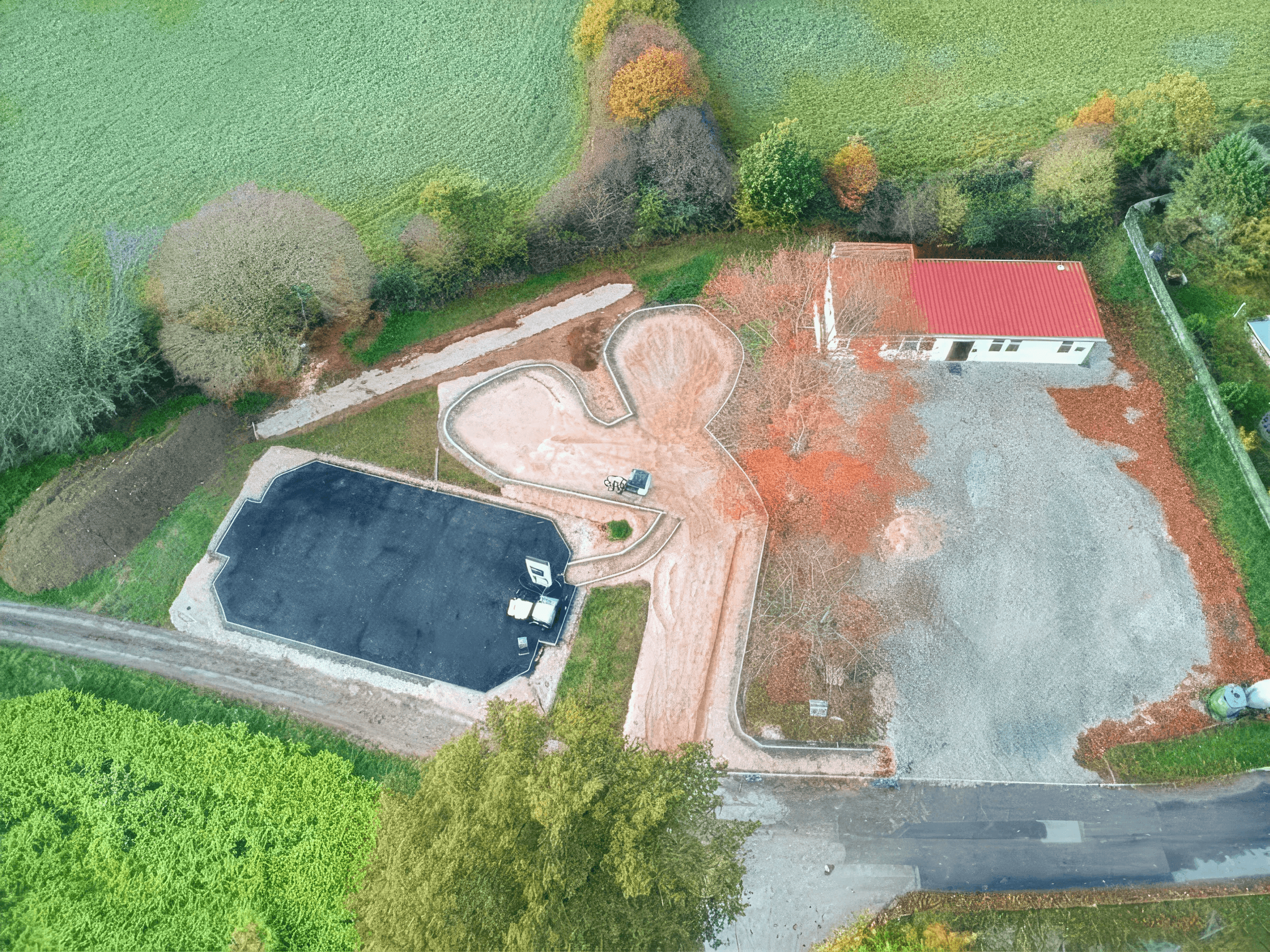 Terrassement d'une aire de jeux et d'un city stade vu par drone, avant les travaux