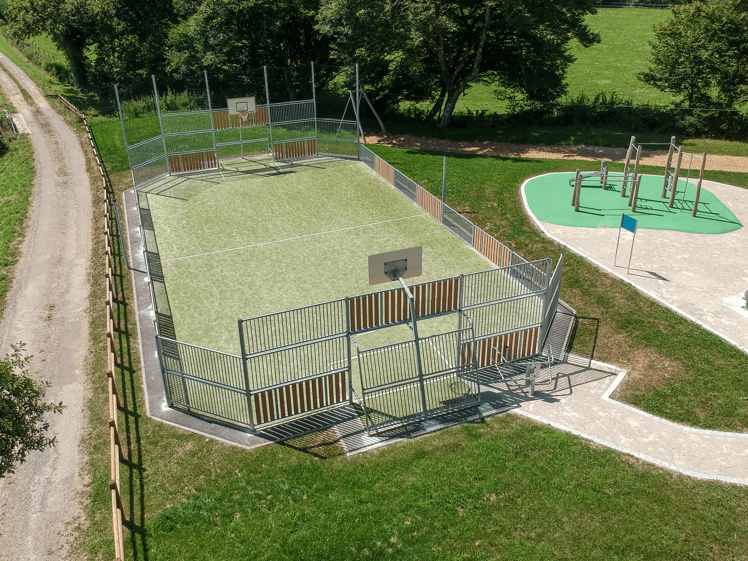 City stade d’une commune photographié par drone en Franche-Comté