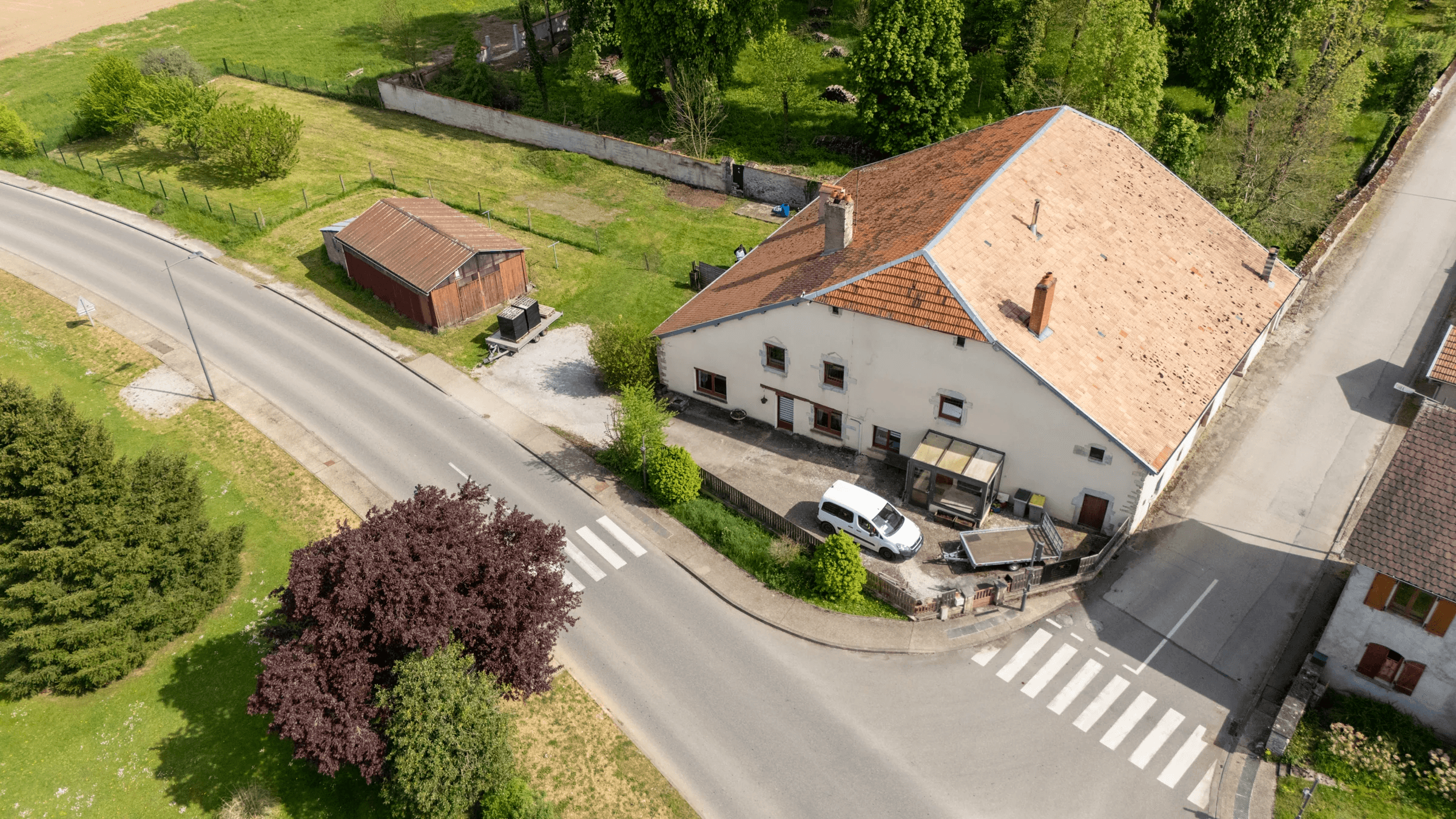 Corps de ferme et carrefour de village photographiés par drone