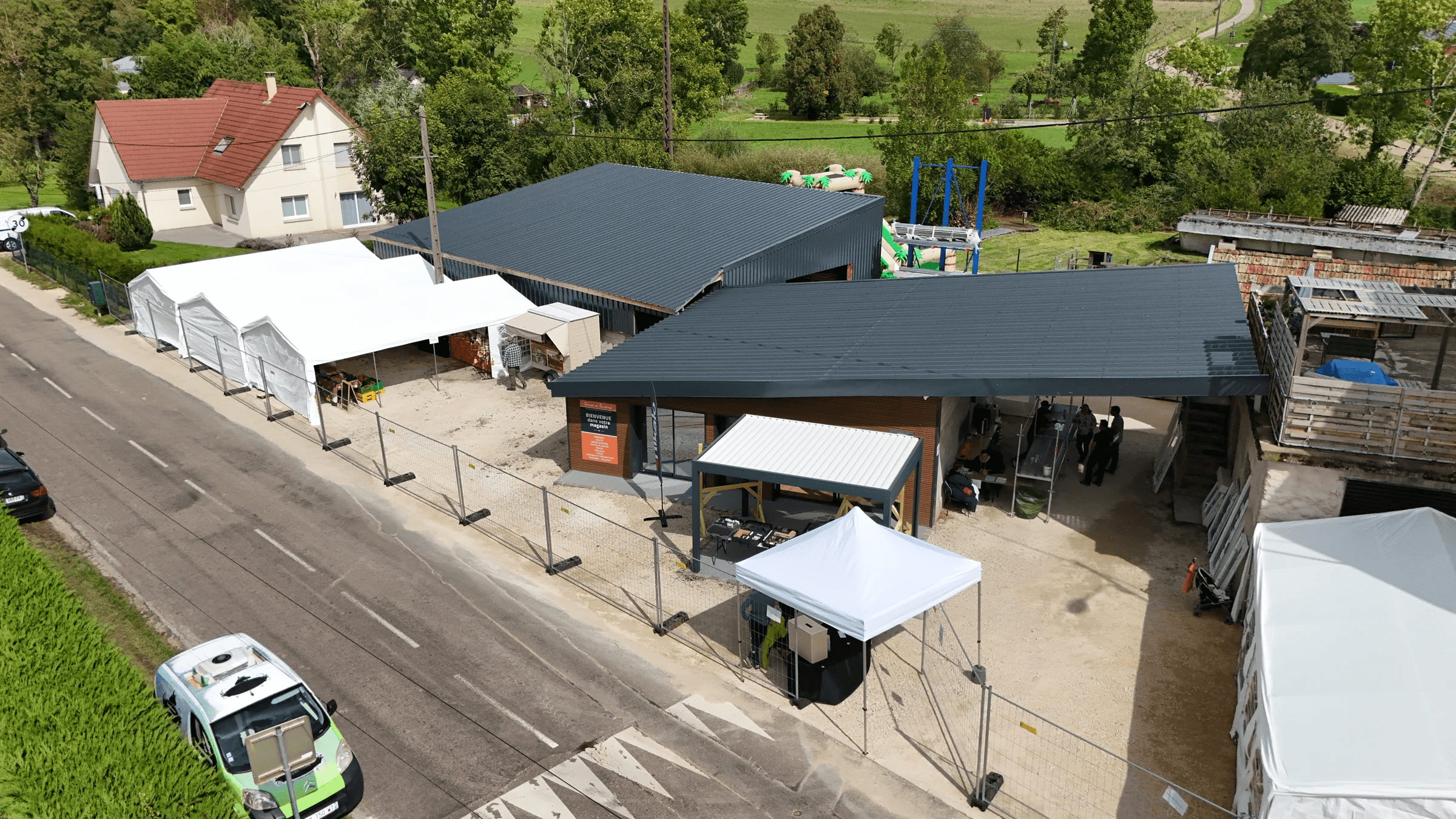 Vue aérienne par drone d’un magasin et de son parking en Franche-Comté