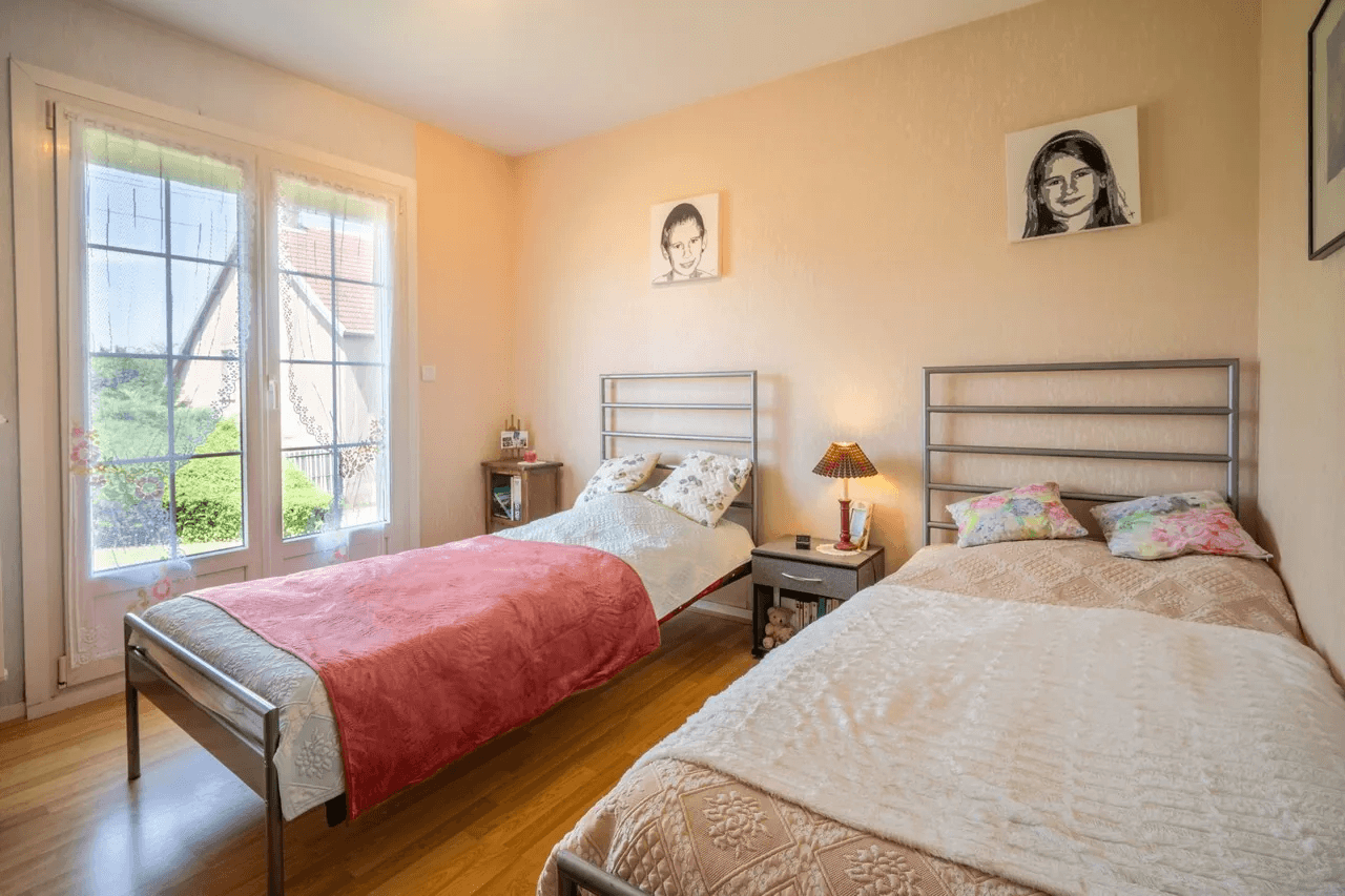 Chambre lumineuse au parquet bois, photo pour annonce immobilière
