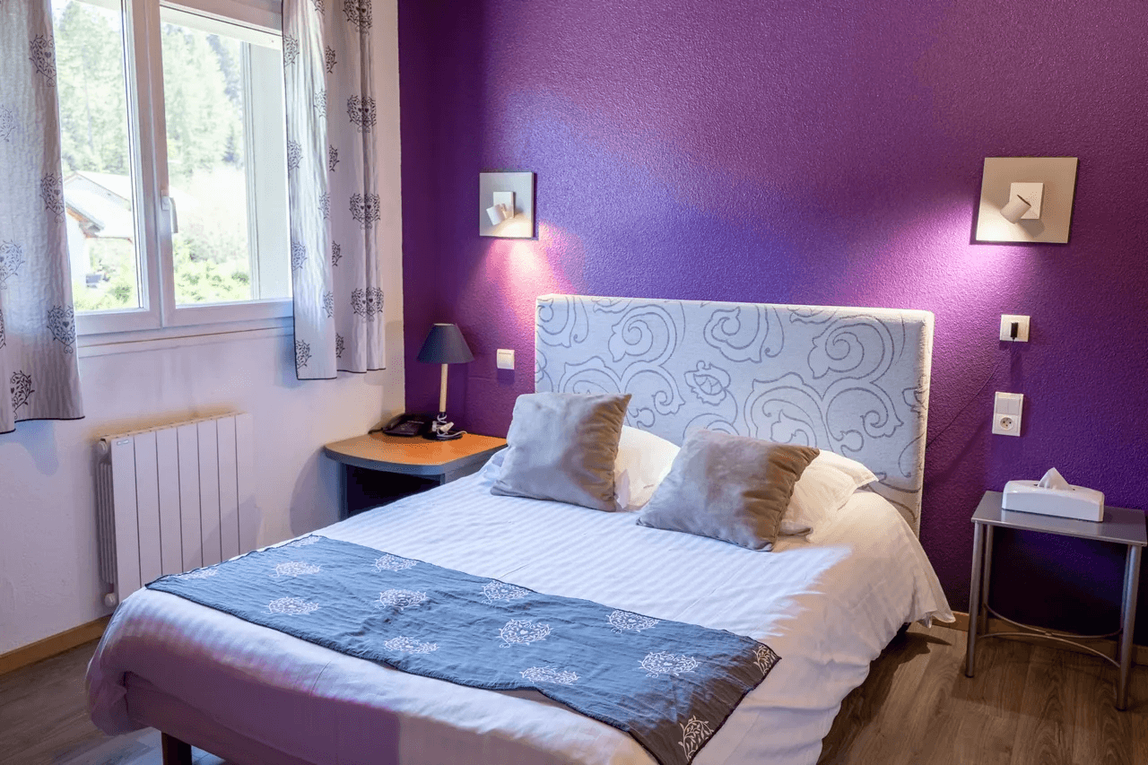Chambre aux tons mauves avec coin bureau
