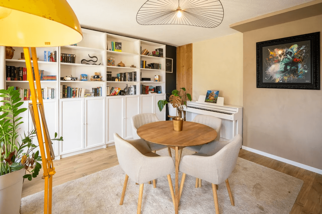 Coin bureau avec bibliothèque et fauteuil — intérieur chaleureux