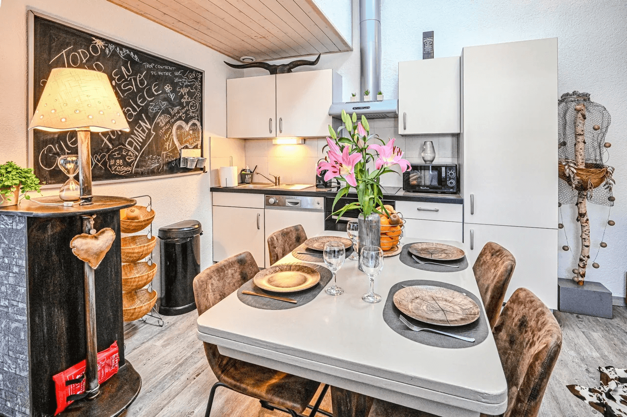 Cuisine ouverte et salle à manger à la décoration vintage et industrielle