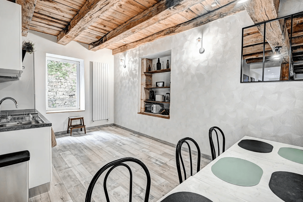 Cuisine et salle à manger avec poutres apparentes et déco moderne