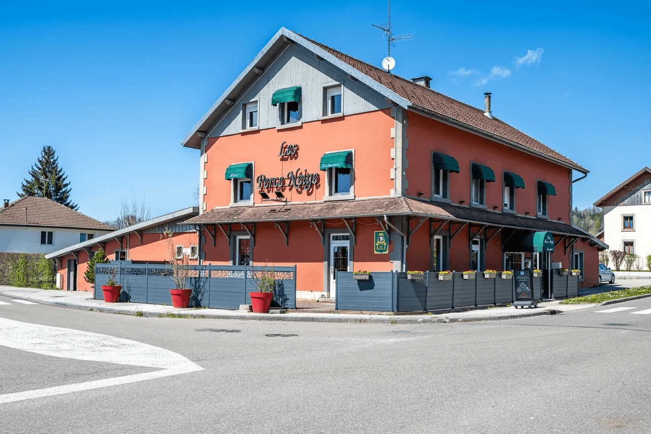Immeuble en angle de rue — photo de façade