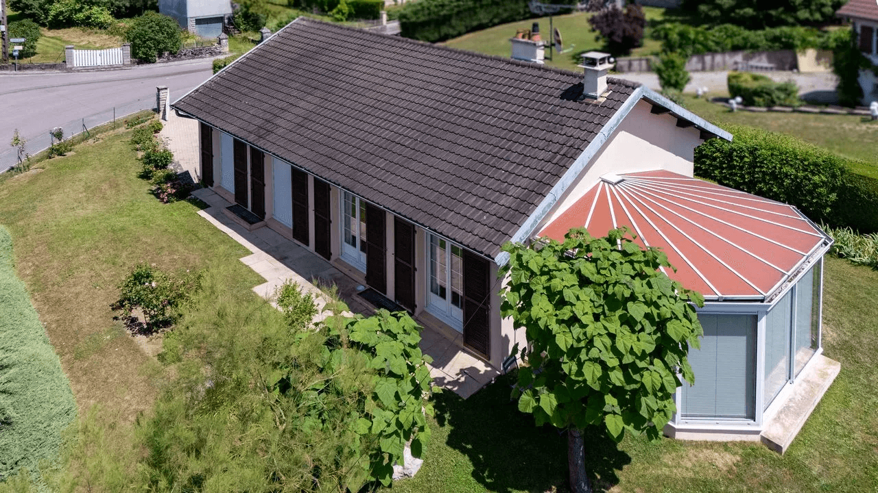 Maison de plain-pied moderne à façade anthracite avec jardin