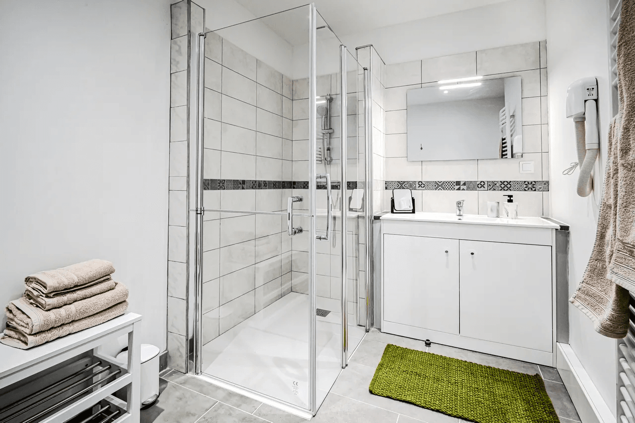 Salle de bain avec cabine de douche vitrée et meuble vasque — photo professionnelle de chantier fini