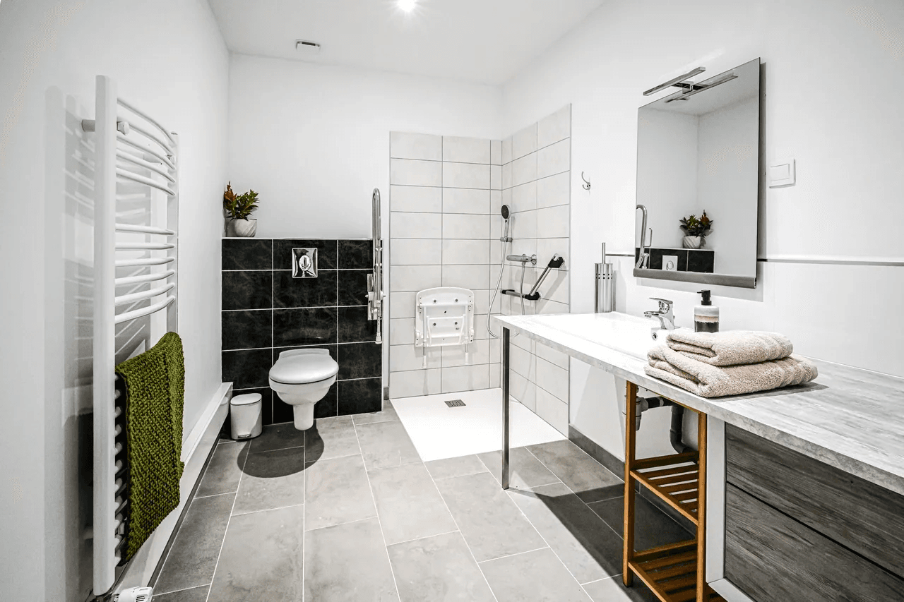 Salle de bain moderne avec douche à l’italienne et vasque — réalisation d’artisan mise en valeur