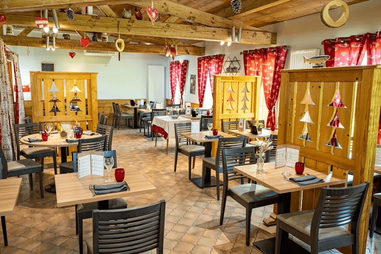 Grande salle de réception avec poutres apparentes — photo pour gîte / location