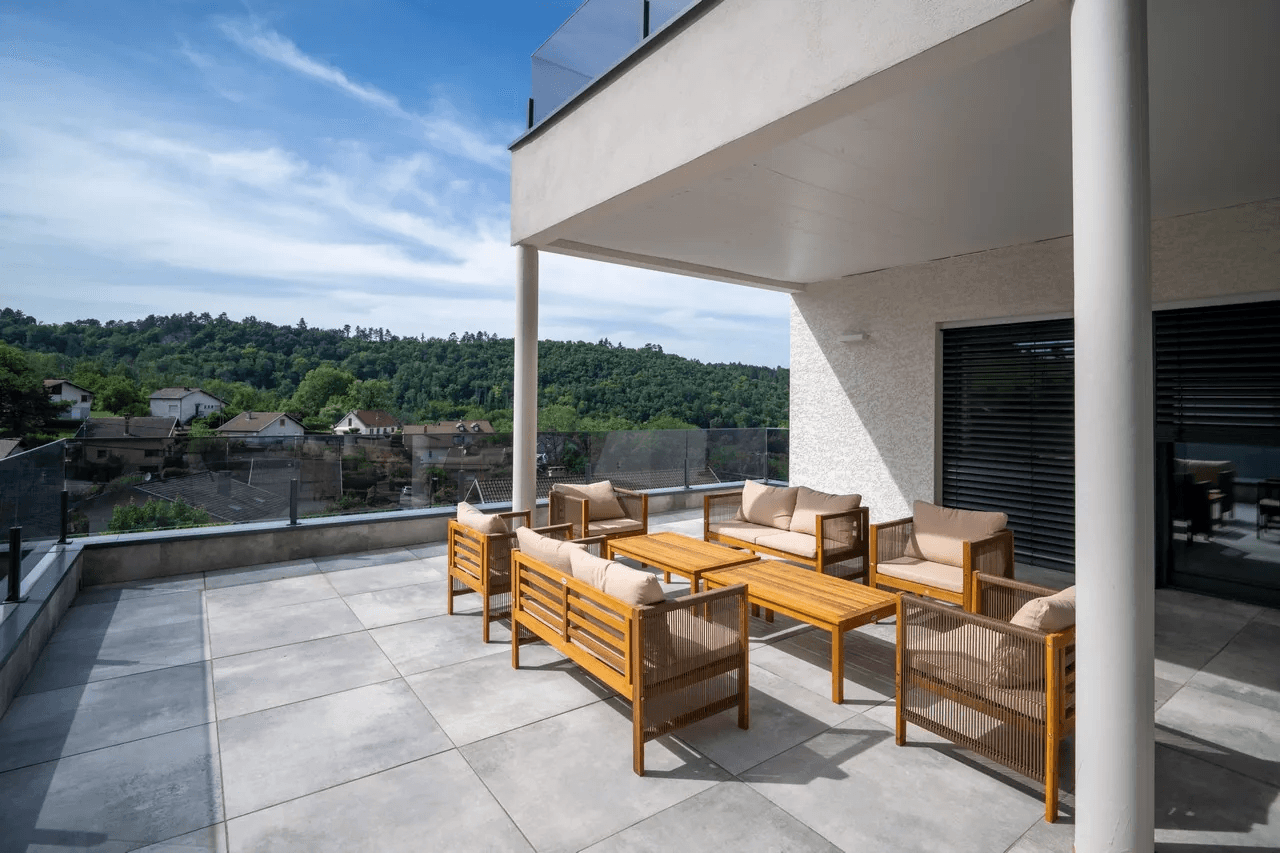 Terrasse avec vue dégagée et salon de jardin en bois